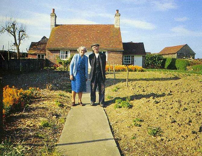 Elderly Couple Takes the Same Photo Every Season. The Last Photo Breaks My Heart.