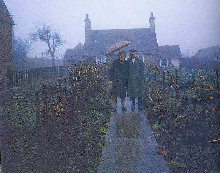 Elderly Couple Takes the Same Photo Every Season. The Last Photo Breaks My Heart.