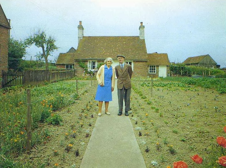 Elderly Couple Takes the Same Photo Every Season. The Last Photo Breaks My Heart.