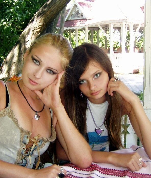 Real-Life Barbie Valeria Lukyanova With Her Sister (5)
