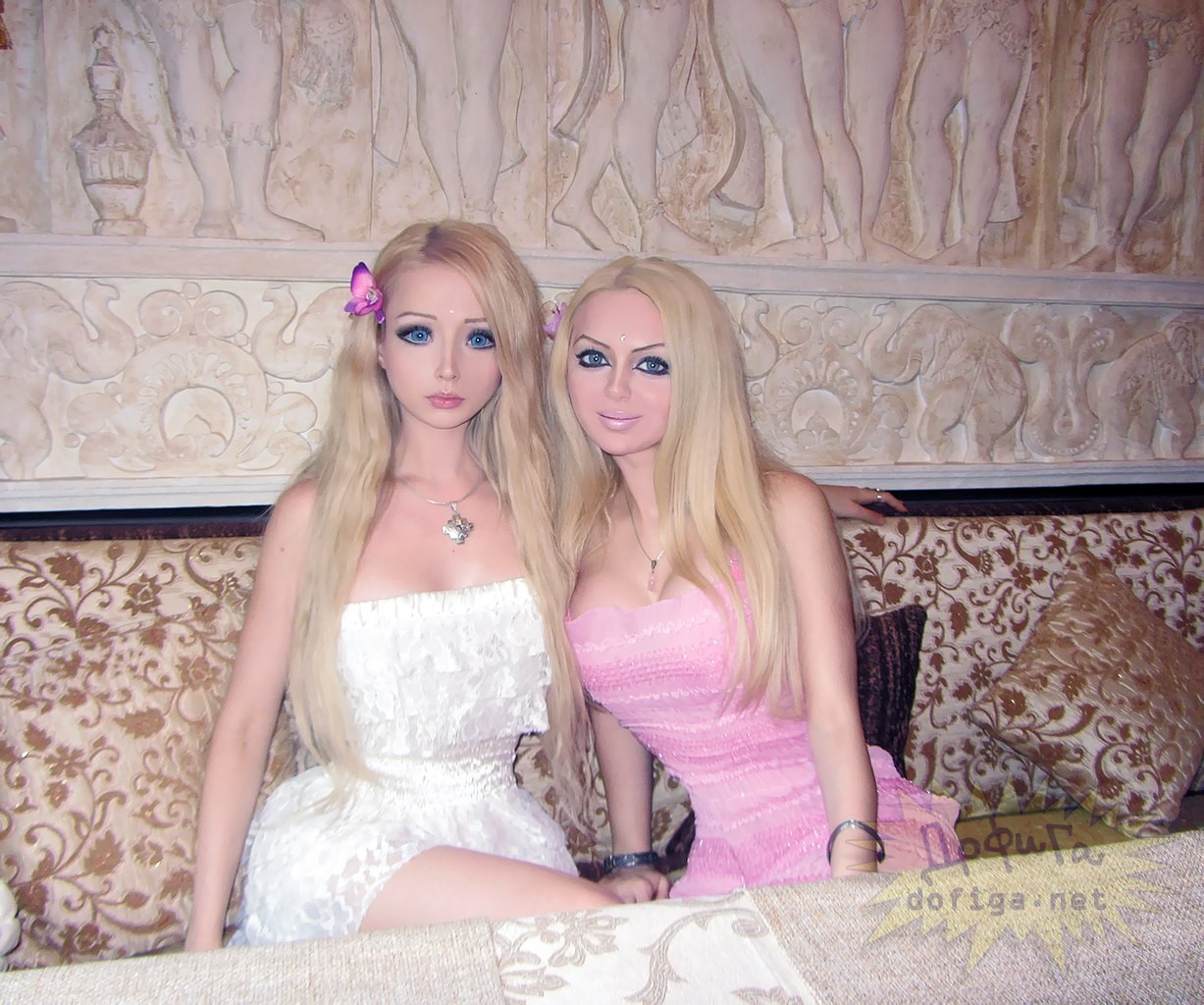 Real-Life Barbie Valeria Lukyanova With Best Friend 3