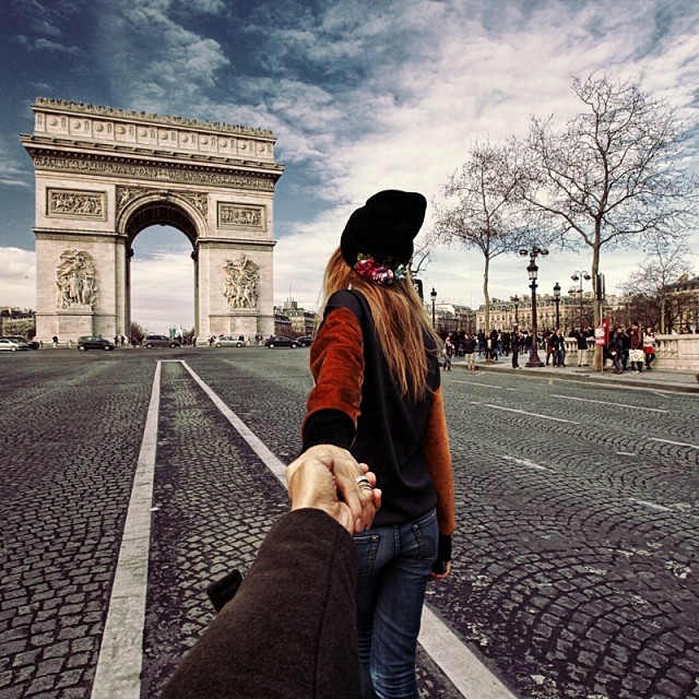 Travel to the Arc De Triomphe in Paris, France