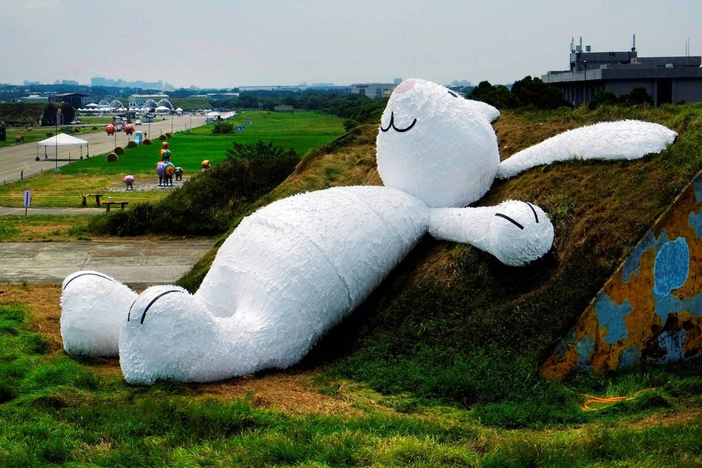 Florentijn Hofman's Giant Moon Rabbit (1)