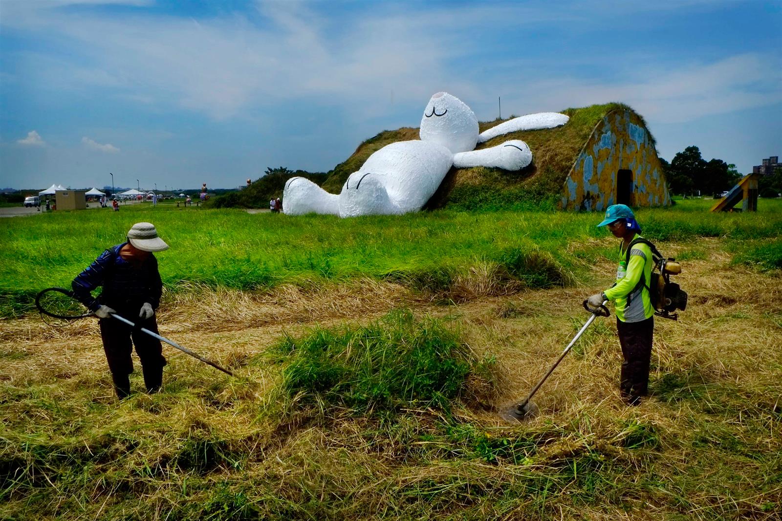 Florentijn Hofman's Giant Moon Rabbit (2)