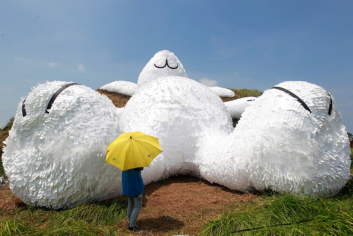 Florentijn Hofman's Giant Moon Rabbit (4)