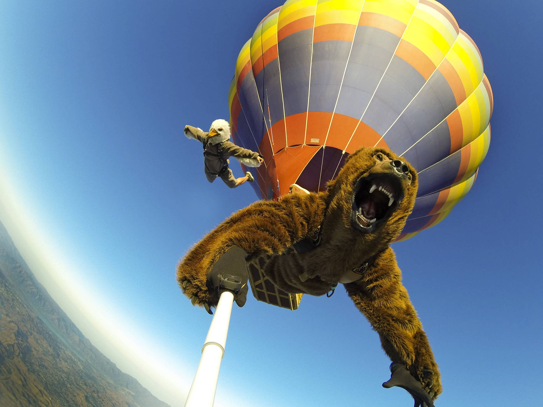 18 Extreme Selfies That Are Not For The Faint Hearted Hot Air Balloon Jump Selfie Viralscape
