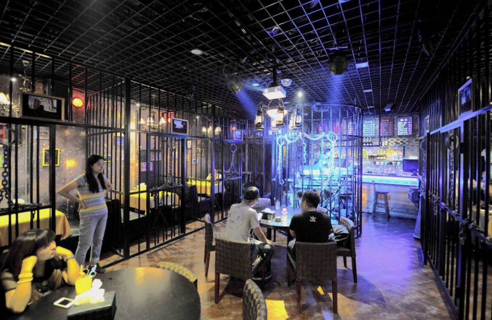 Prison Themed Restaurant (6)