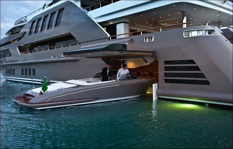 Luxury Yacht (1)
