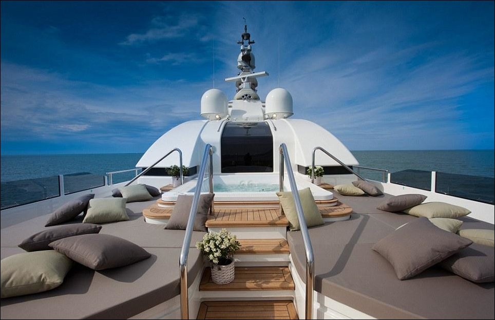 Luxury Yacht (7)